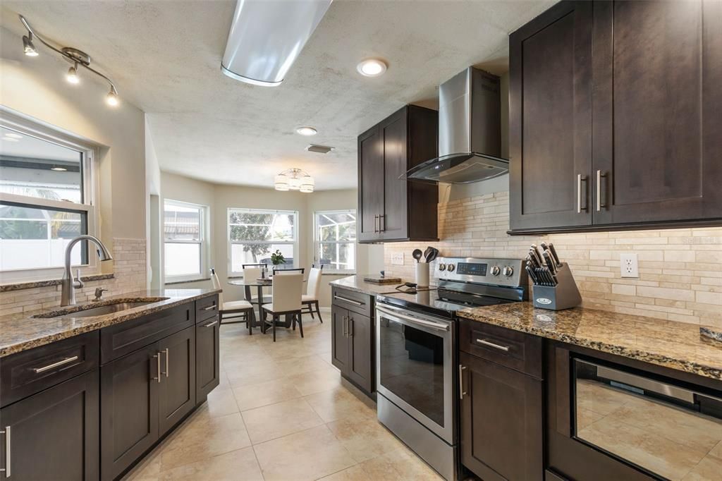 合同活跃: $474,900 (3 贝兹, 3 浴室, 2053 平方英尺)