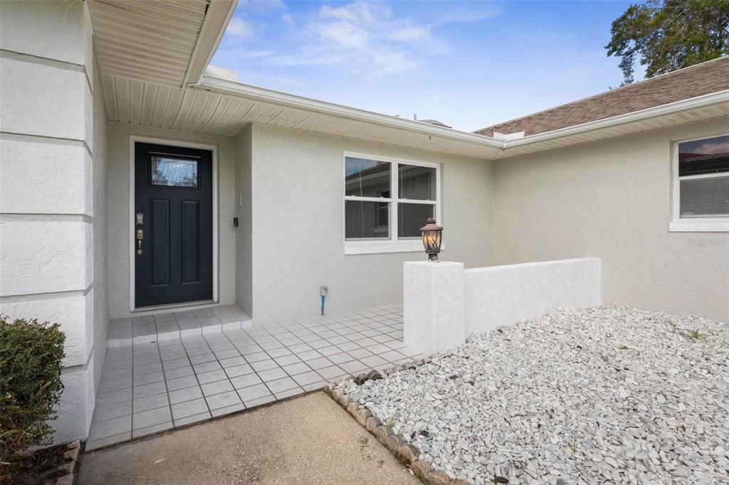 合同活跃: $474,900 (3 贝兹, 3 浴室, 2053 平方英尺)