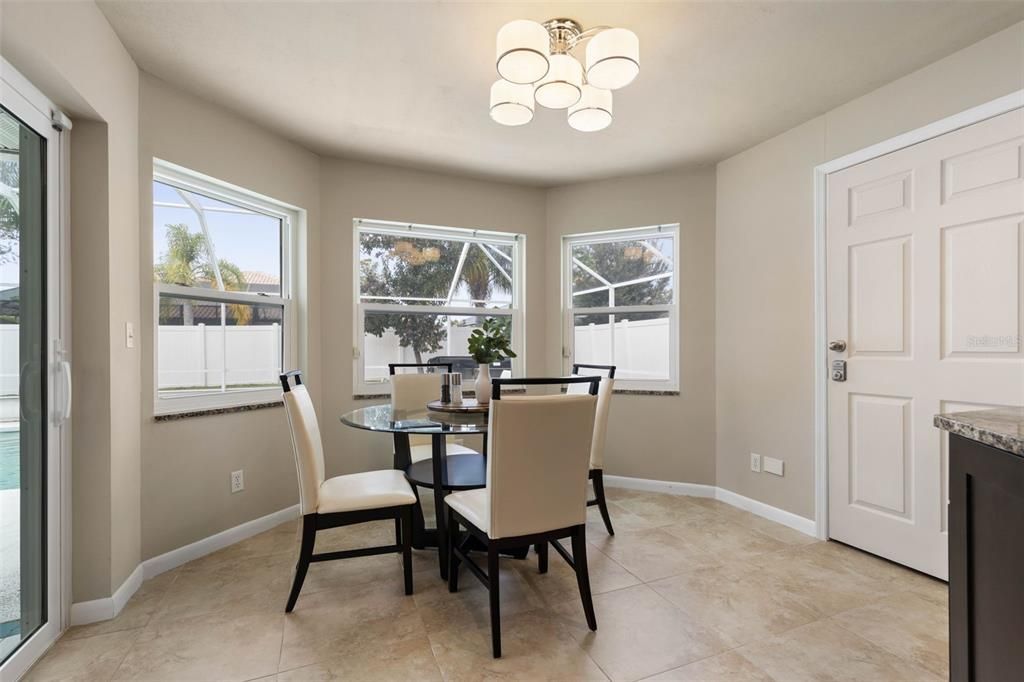 合同活跃: $474,900 (3 贝兹, 3 浴室, 2053 平方英尺)