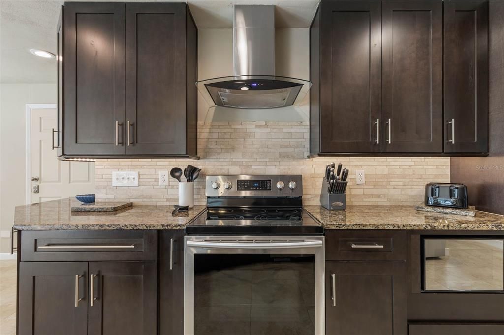 合同活跃: $474,900 (3 贝兹, 3 浴室, 2053 平方英尺)