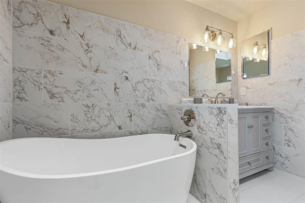 合同活跃: $474,900 (3 贝兹, 3 浴室, 2053 平方英尺)