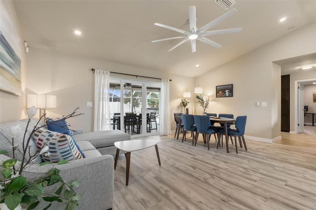 合同活跃: $474,900 (3 贝兹, 3 浴室, 2053 平方英尺)