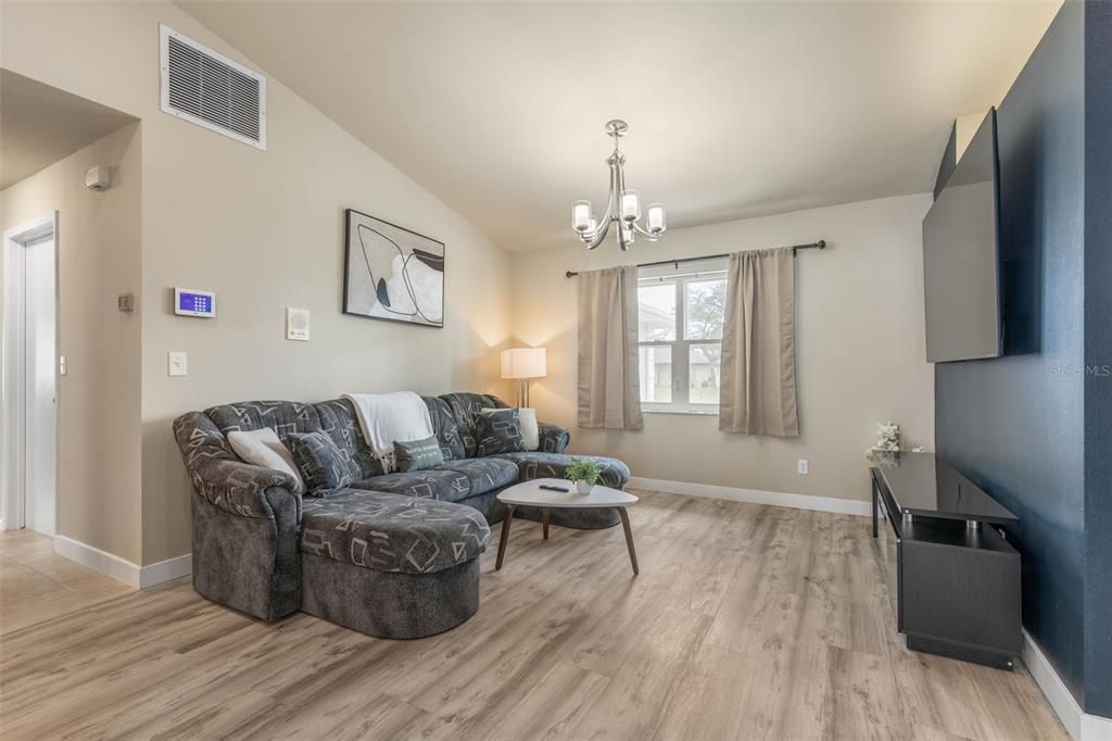 合同活跃: $474,900 (3 贝兹, 3 浴室, 2053 平方英尺)