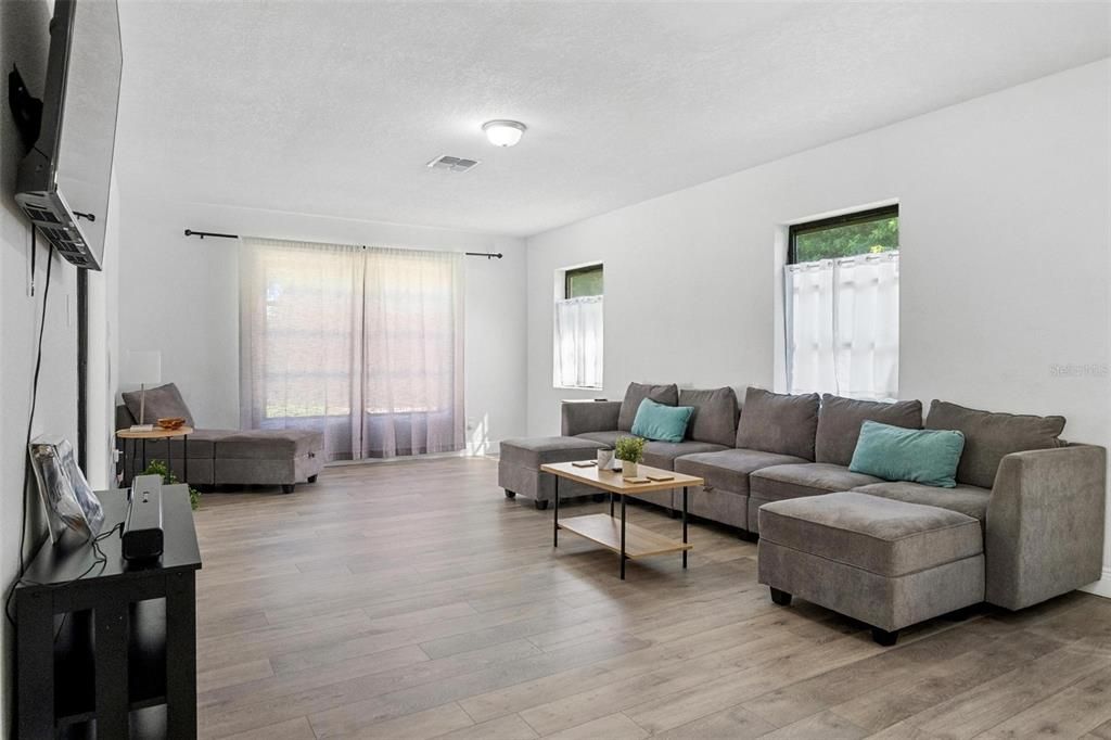 For Sale: $374,900 (3 beds, 2 baths, 1751 Square Feet)