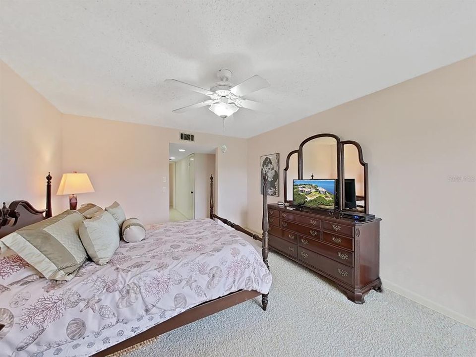 待售: $299,000 (2 贝兹, 2 浴室, 1280 平方英尺)