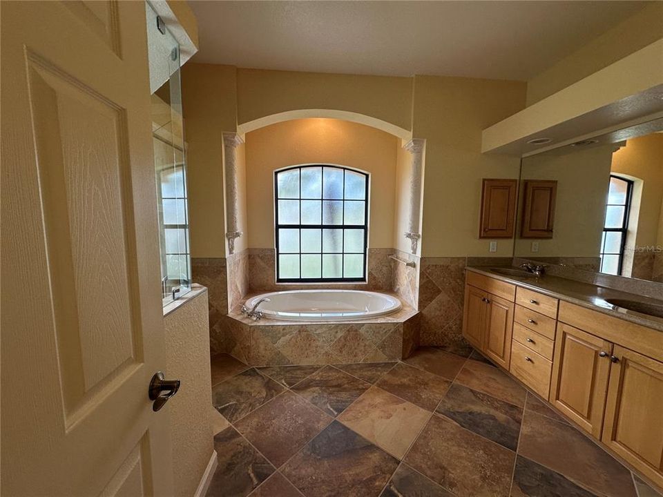 Activo con contrato: $2,000 (3 camas, 2 baños, 1918 Pies cuadrados)