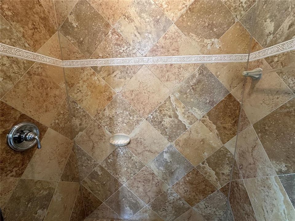 Activo con contrato: $2,000 (3 camas, 2 baños, 1918 Pies cuadrados)