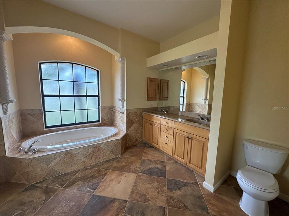 Activo con contrato: $2,000 (3 camas, 2 baños, 1918 Pies cuadrados)