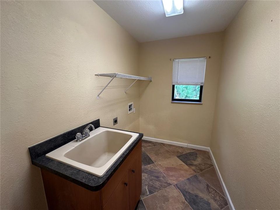 Activo con contrato: $2,000 (3 camas, 2 baños, 1918 Pies cuadrados)