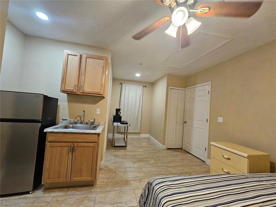 For Rent: $900 (1 beds, 1 baths, 200 Square Feet)