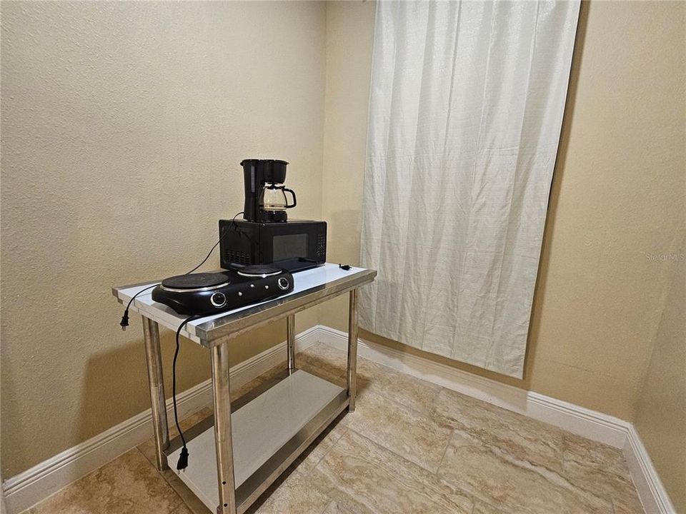 For Rent: $900 (1 beds, 1 baths, 200 Square Feet)