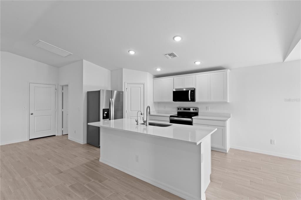 Active With Contract: $318,990 (3 beds, 2 baths, 1550 Square Feet)