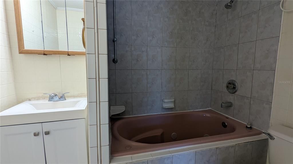 合同活跃: $1,000 (1 贝兹, 1 浴室, 750 平方英尺)