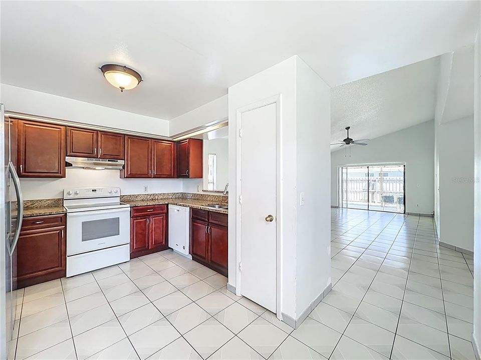 На продажу: $340,000 (3 спален, 2 ванн, 1694 Квадратных фут)