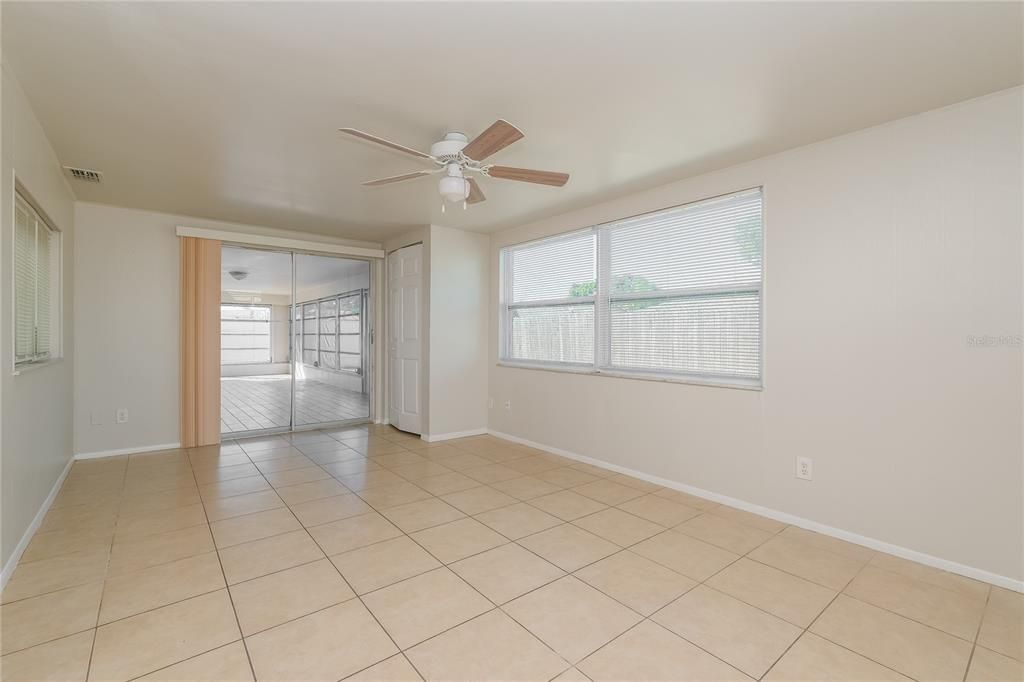 Activo con contrato: $1,735 (2 camas, 2 baños, 1698 Pies cuadrados)