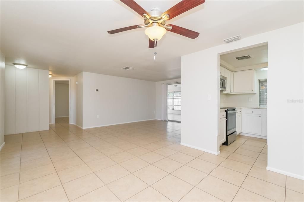 Activo con contrato: $1,735 (2 camas, 2 baños, 1698 Pies cuadrados)