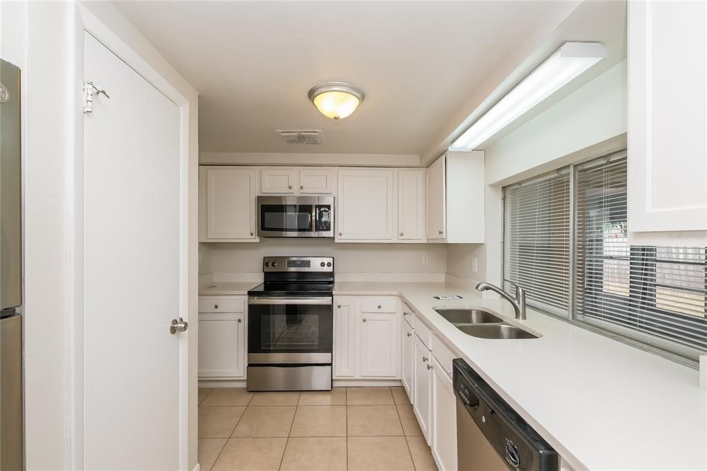 Activo con contrato: $1,735 (2 camas, 2 baños, 1698 Pies cuadrados)