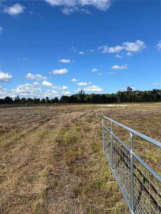 待售: $300,000 (5.06 acres)