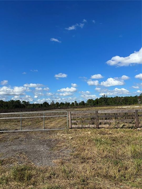 待售: $300,000 (5.06 acres)