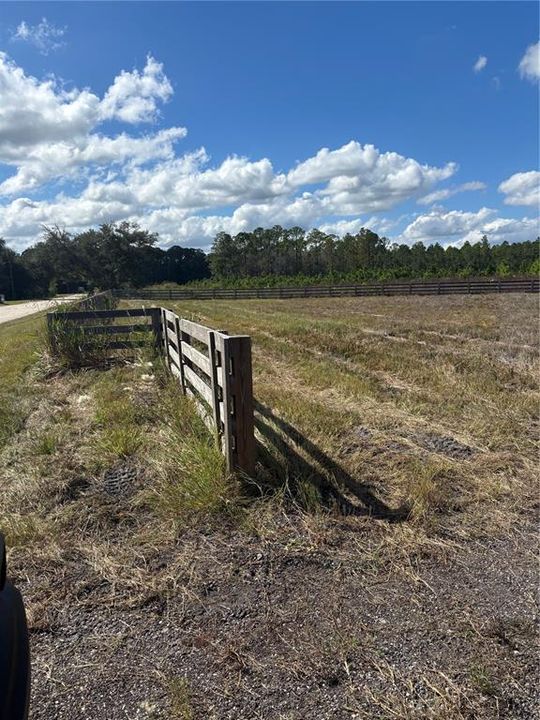 待售: $300,000 (5.06 acres)