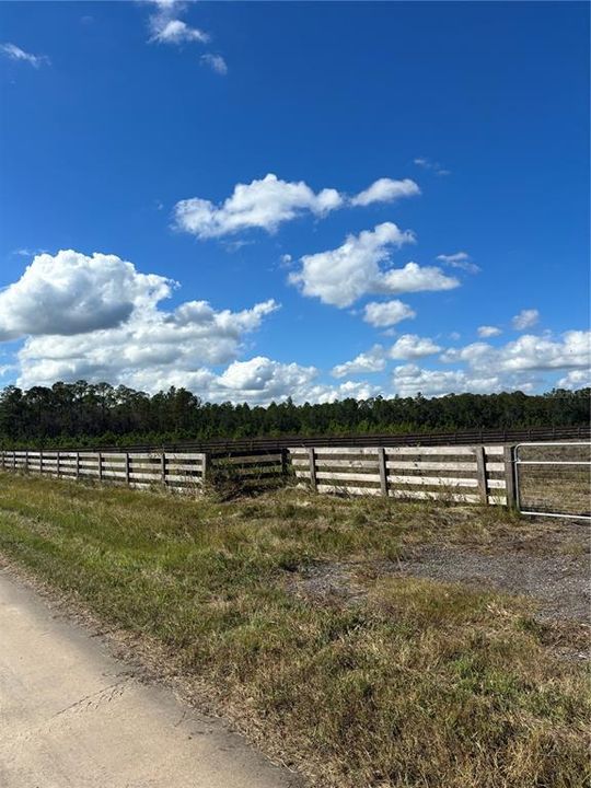 待售: $300,000 (5.06 acres)