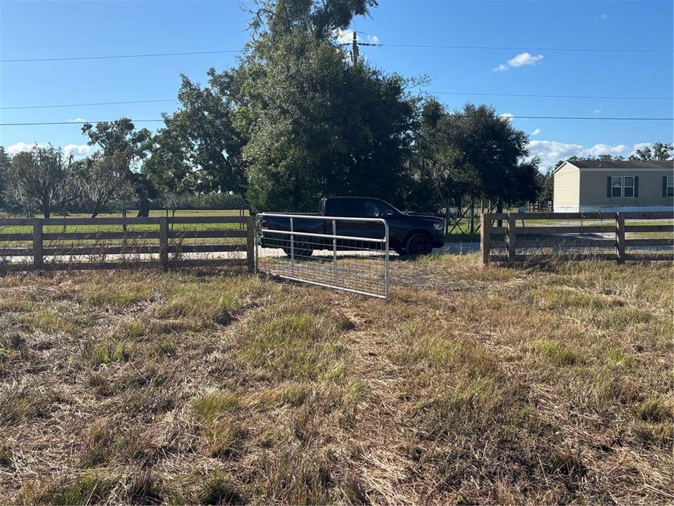 待售: $300,000 (5.06 acres)