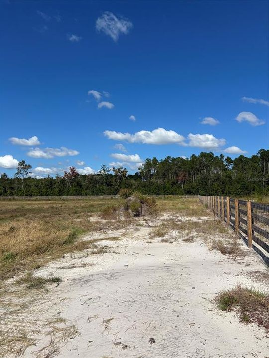 待售: $300,000 (5.06 acres)