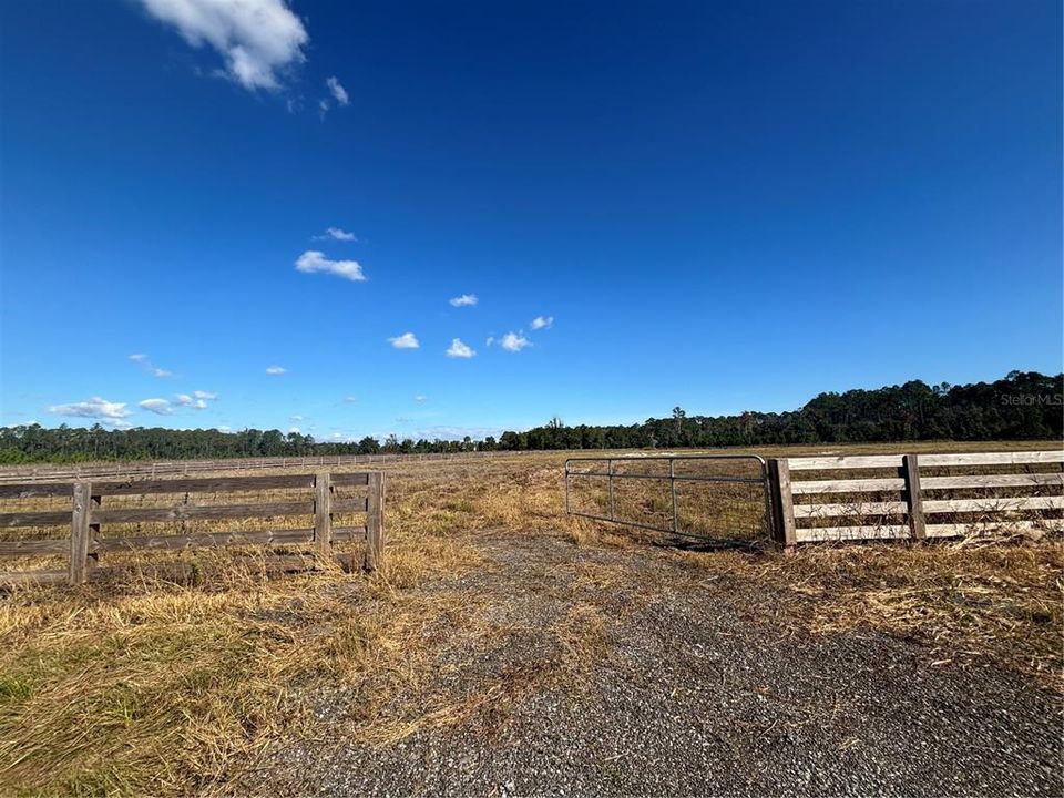 待售: $300,000 (5.06 acres)