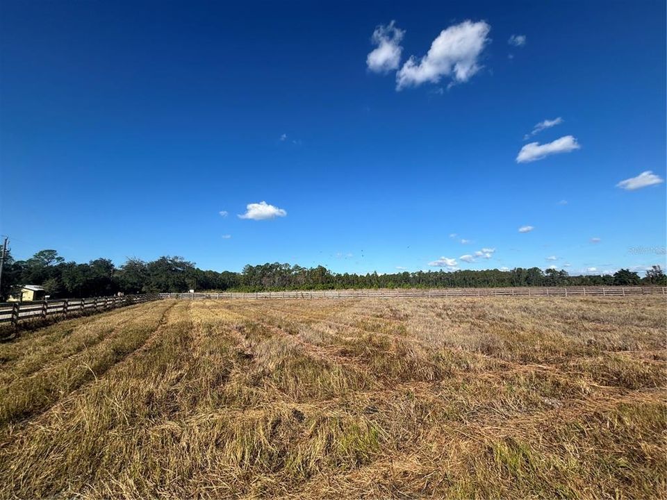 待售: $300,000 (5.06 acres)