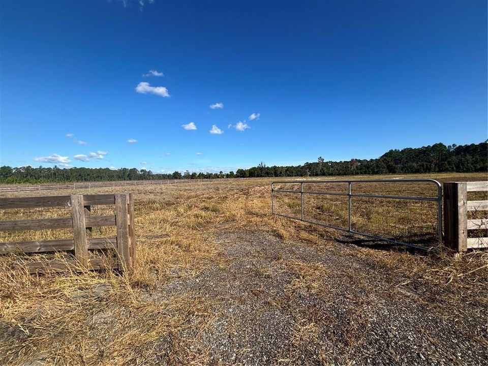 待售: $300,000 (5.06 acres)