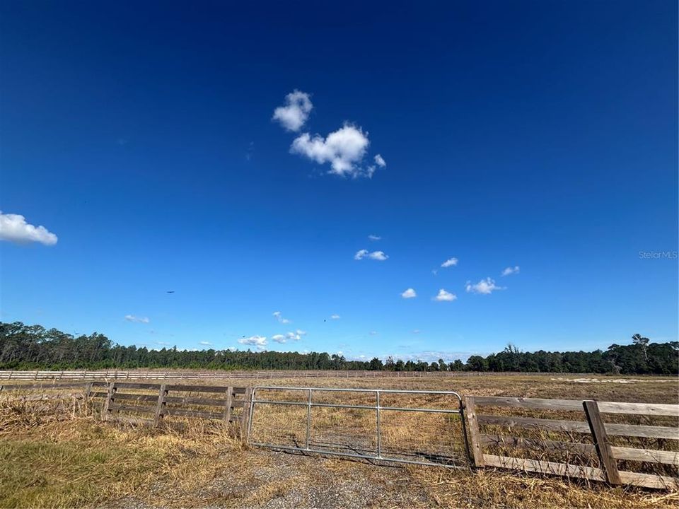 待售: $300,000 (5.06 acres)