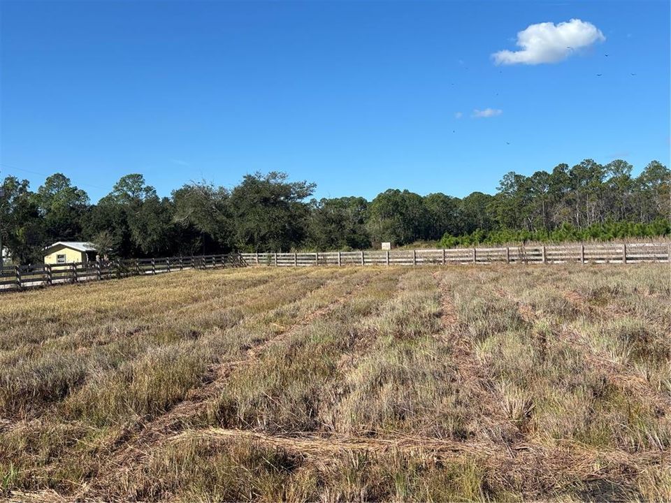 待售: $300,000 (5.06 acres)