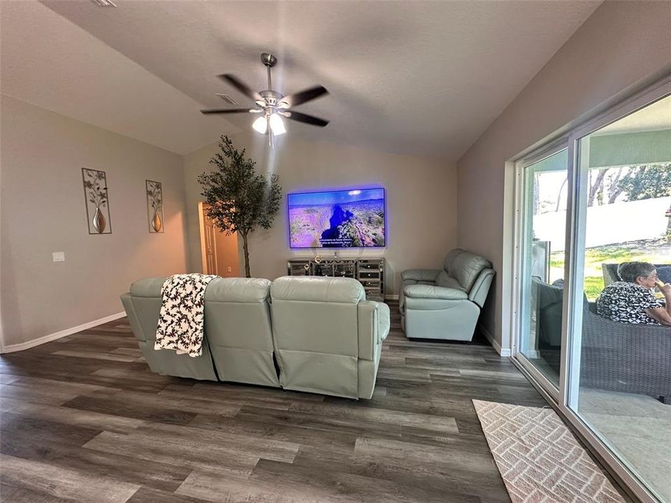 For Sale: $319,000 (4 beds, 2 baths, 1739 Square Feet)