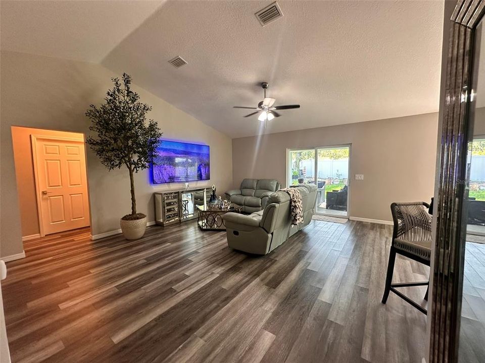 For Sale: $319,000 (4 beds, 2 baths, 1739 Square Feet)