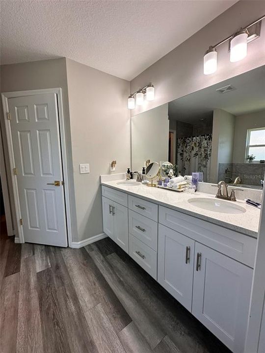 For Sale: $319,000 (4 beds, 2 baths, 1739 Square Feet)