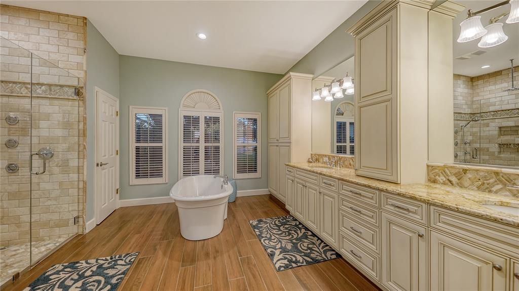 For Sale: $3,795,000 (5 beds, 4 baths, 5163 Square Feet)