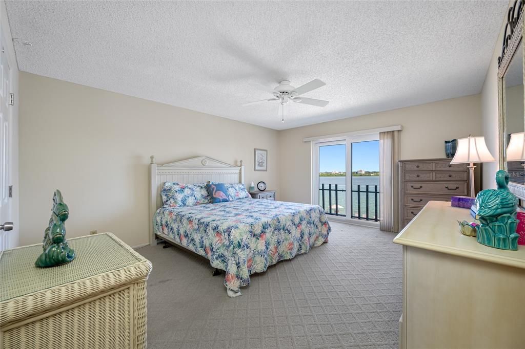 For Sale: $575,000 (2 beds, 2 baths, 1181 Square Feet)