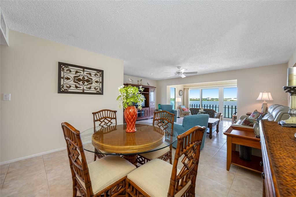 For Sale: $575,000 (2 beds, 2 baths, 1181 Square Feet)