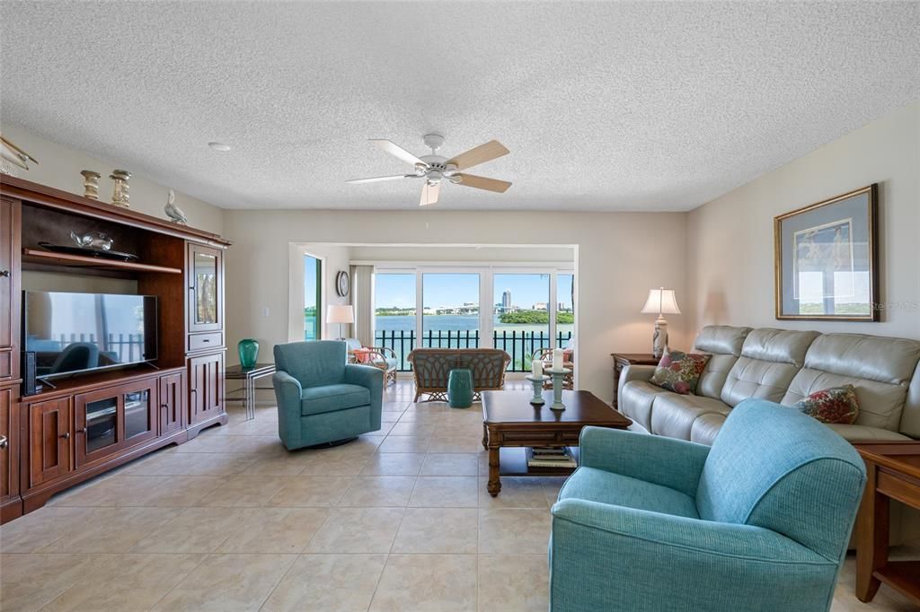 For Sale: $575,000 (2 beds, 2 baths, 1181 Square Feet)