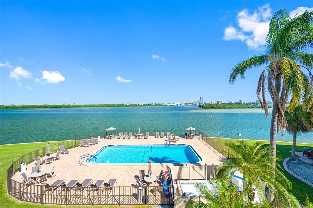 For Sale: $575,000 (2 beds, 2 baths, 1181 Square Feet)