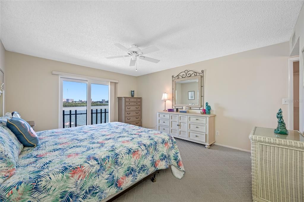 For Sale: $575,000 (2 beds, 2 baths, 1181 Square Feet)