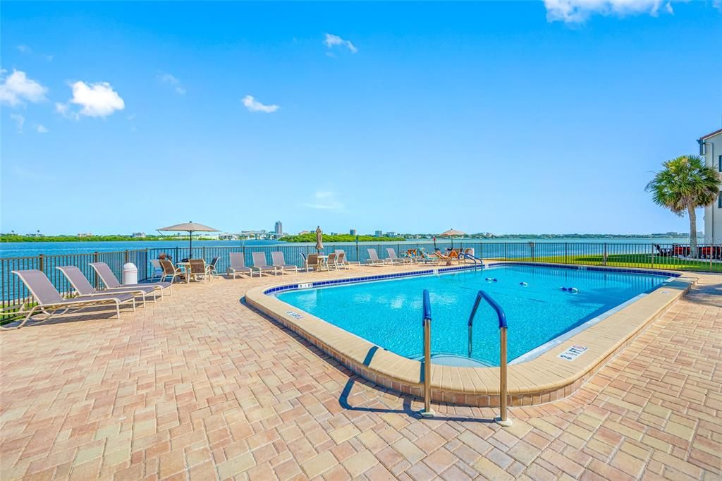 For Sale: $575,000 (2 beds, 2 baths, 1181 Square Feet)