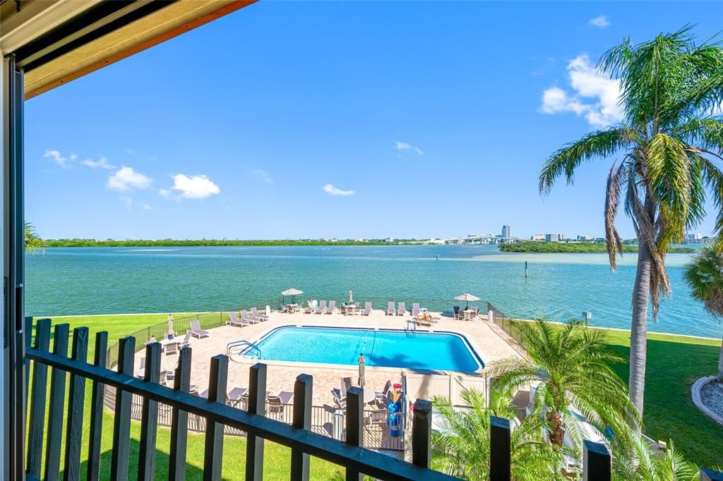 For Sale: $575,000 (2 beds, 2 baths, 1181 Square Feet)