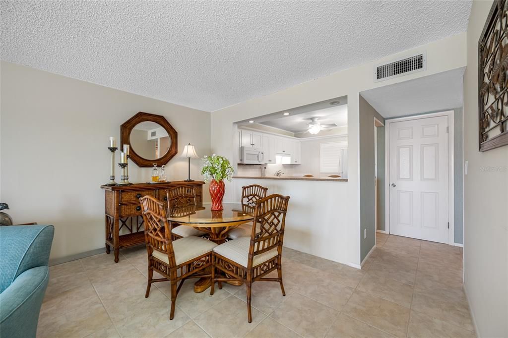 For Sale: $575,000 (2 beds, 2 baths, 1181 Square Feet)