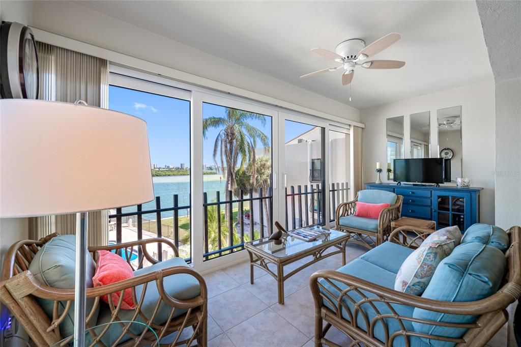 For Sale: $575,000 (2 beds, 2 baths, 1181 Square Feet)