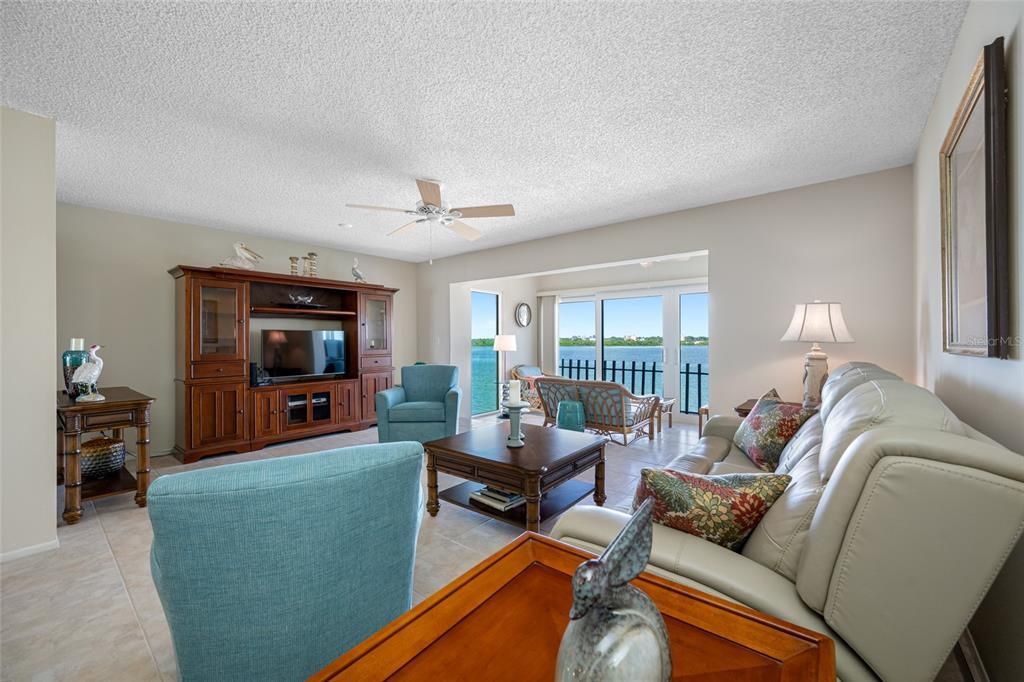 For Sale: $575,000 (2 beds, 2 baths, 1181 Square Feet)