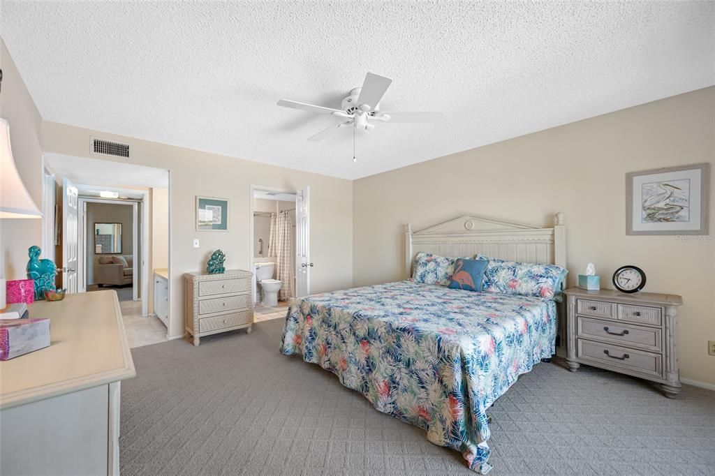 For Sale: $575,000 (2 beds, 2 baths, 1181 Square Feet)