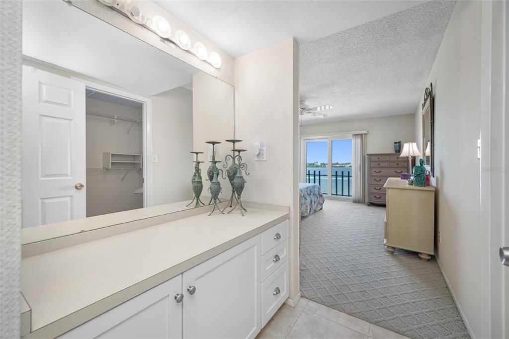 For Sale: $575,000 (2 beds, 2 baths, 1181 Square Feet)