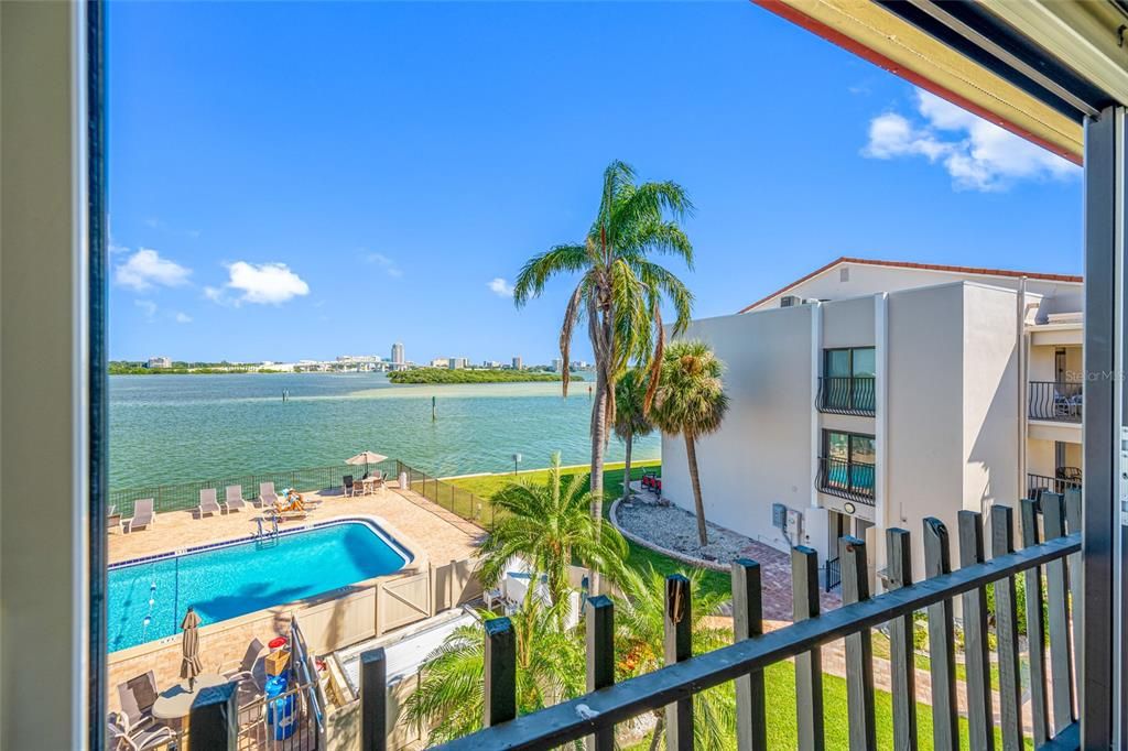 For Sale: $575,000 (2 beds, 2 baths, 1181 Square Feet)