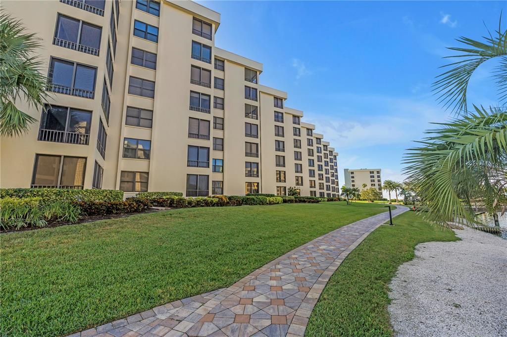 Active With Contract: $875,000 (2 beds, 2 baths, 1361 Square Feet)